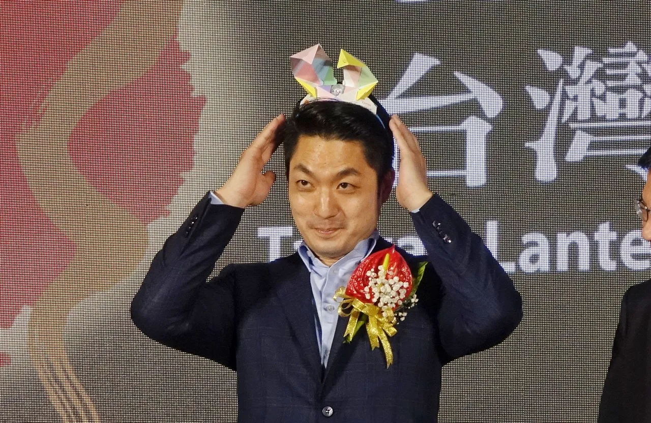 蔣萬安戴兔耳朵。莊宗達攝
