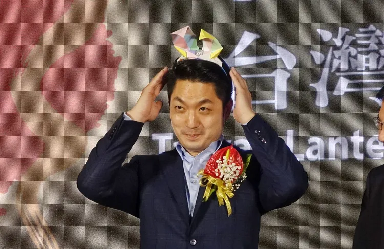 蔣萬安戴兔耳朵。莊宗達攝