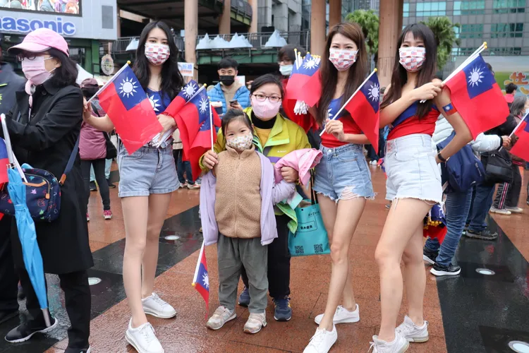 現場還有8位身穿國旗裝的國旗女孩，穿梭會場贈送小國旗。新北市府提供