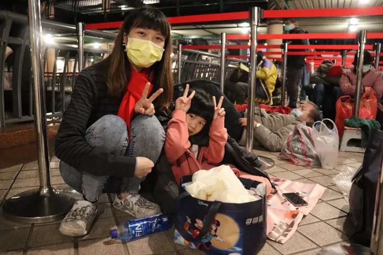 現場限量發送的新北帆布袋，搶得頭香的板橋區27歲江小姐，凌晨2時就帶5歲女兒出發到會場排隊。新北市府提供