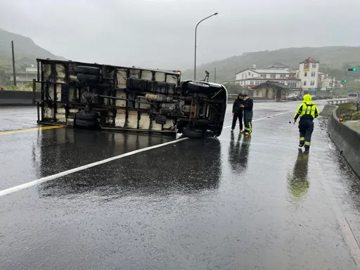 全家物流車不明原因翻覆橫躺　台2線91.7K單線雙向通行中