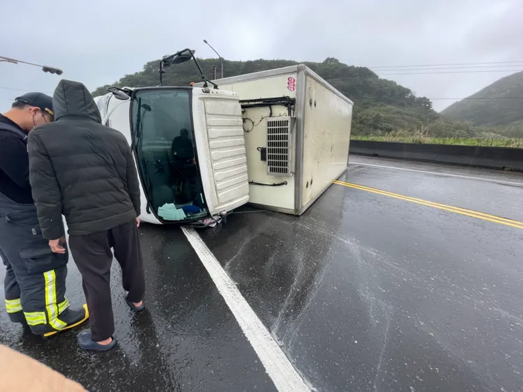 消防人員到場時，駕駛已經自行脫困。翻攝畫面