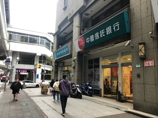 首見銀行員淪詐團!檢搜中信銀2分行 26歲女行員助轉帳被帶回偵訊