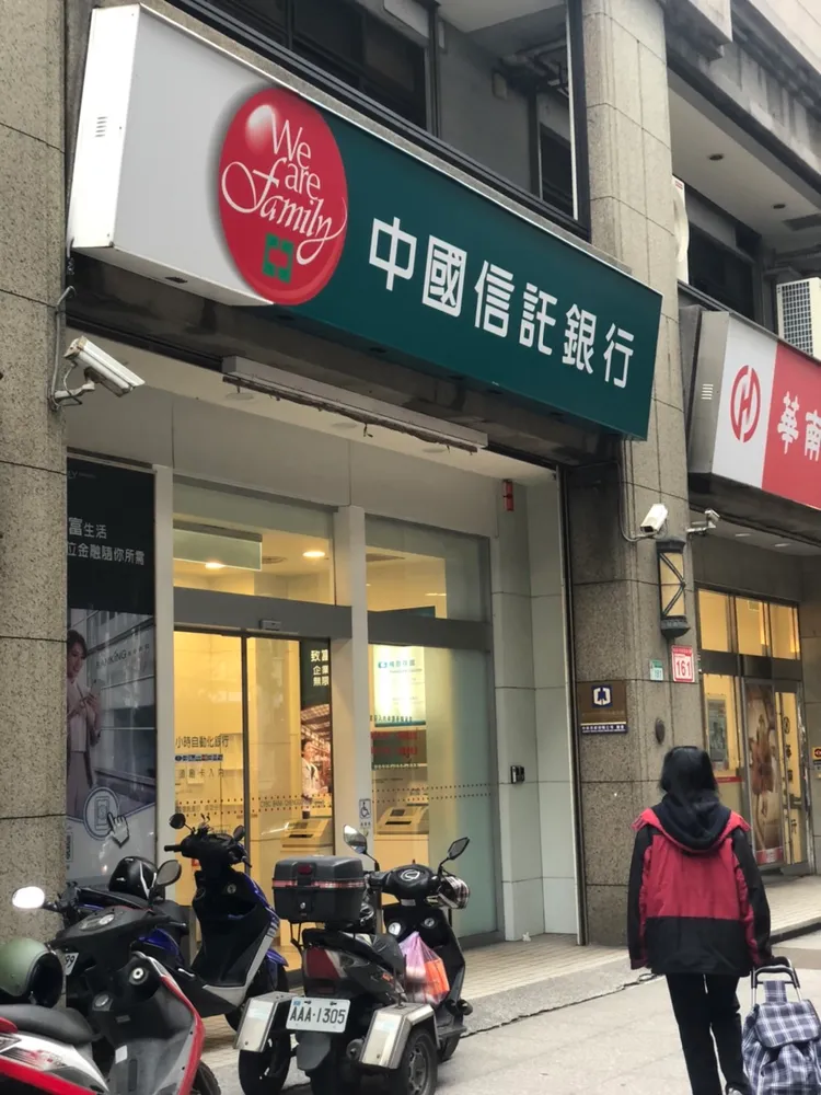 檢警帶回中信銀行成功分行朱姓女行員偵訊。高鈞麟攝