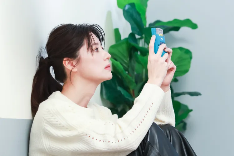 林予晞玩Game Boy。趙世平攝