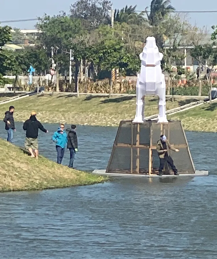 霸王級寒流吹垮月津港燈節部分作品，南市府緊急搶修中。市府提供