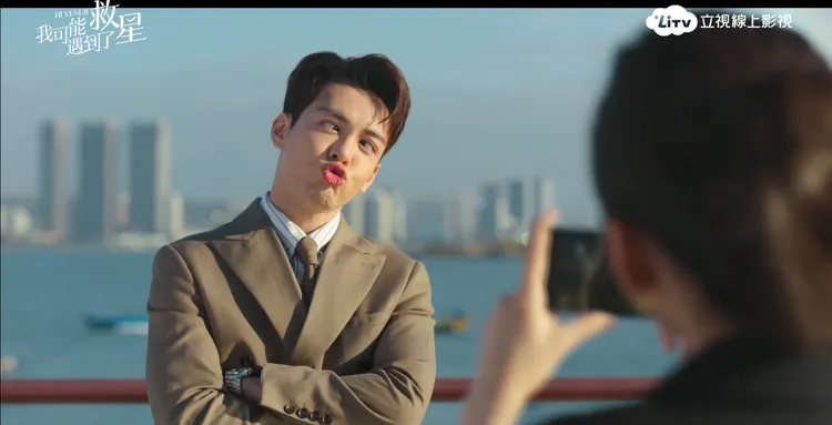 曾舜晞裡與彩虹拍照做嘟嘴鬥雞眼是即興演出。LiTV、曾舜晞工作室提供