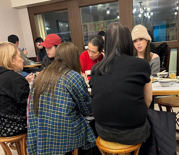 歐陽龍一家大啖一整桌滿滿的清粥小菜。林丞偉攝