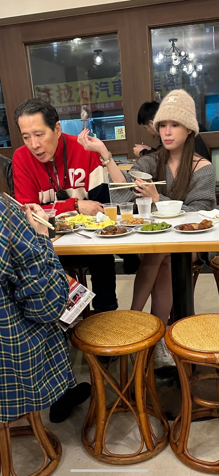 歐陽妮妮坐在老爸歐陽龍身邊，不忌口享用眼前美食。林丞偉攝