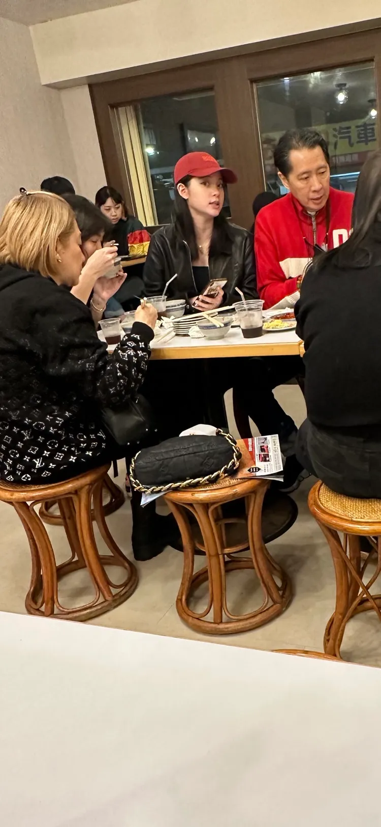 歐陽娜娜跟老爸歐陽龍開心享用美食，父女倆不時交頭接耳說悄悄話。林丞偉攝