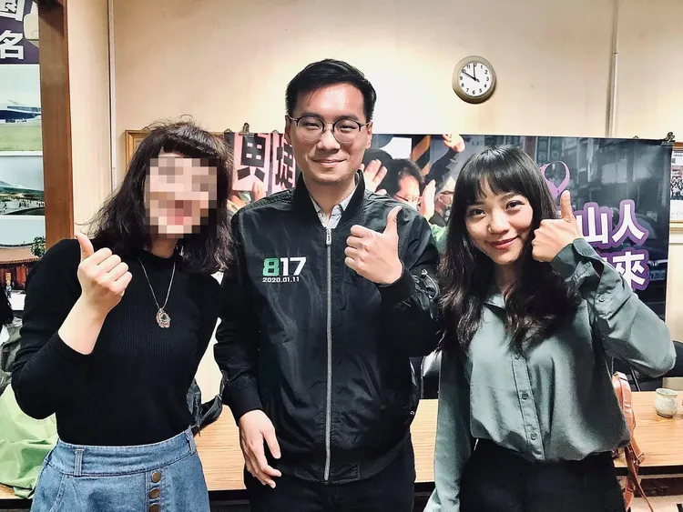 這段戀情男主角擔任蔡易餘小編(
中者)，常拍綠營大咖，還跟高雄市議員黃捷合照發文。取自陳俊言臉書