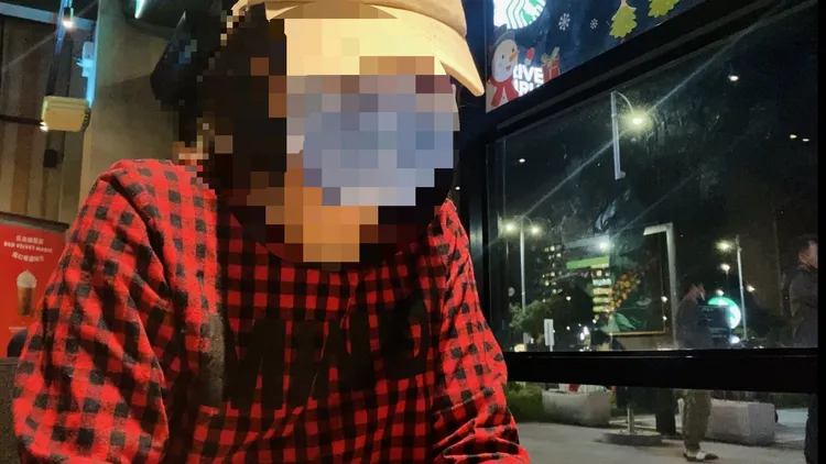 對這但戀情男女主角均十分熟悉的女子看不下去，跳出來爆料「渣男」。王志弘攝