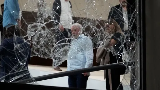 示威者闖入國會總統府 巴西總統探訪暴動現場