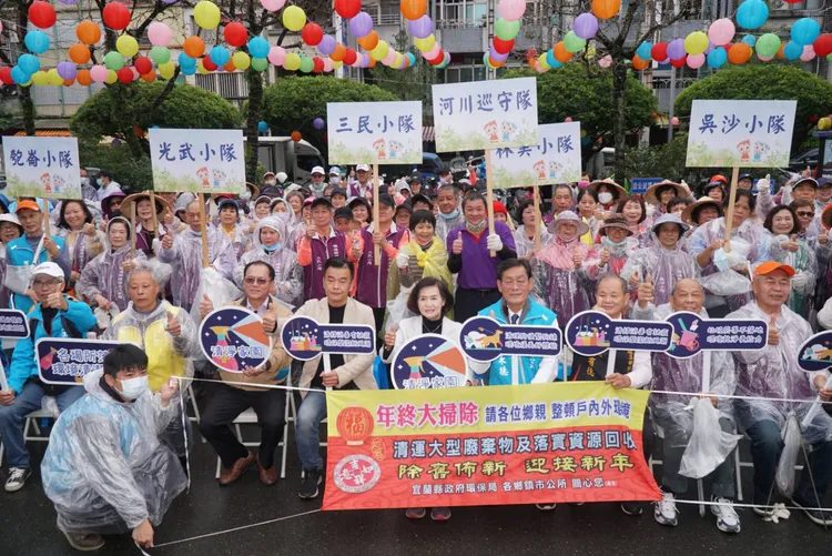 因疫情持續，縣府將針對人潮較多頻繁出入的公共區域及交通場站加強消毒。縣府提供