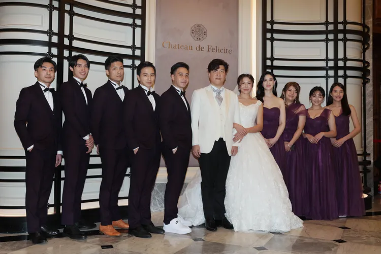 新郎新娘與伴郎伴娘團。彭欣偉攝