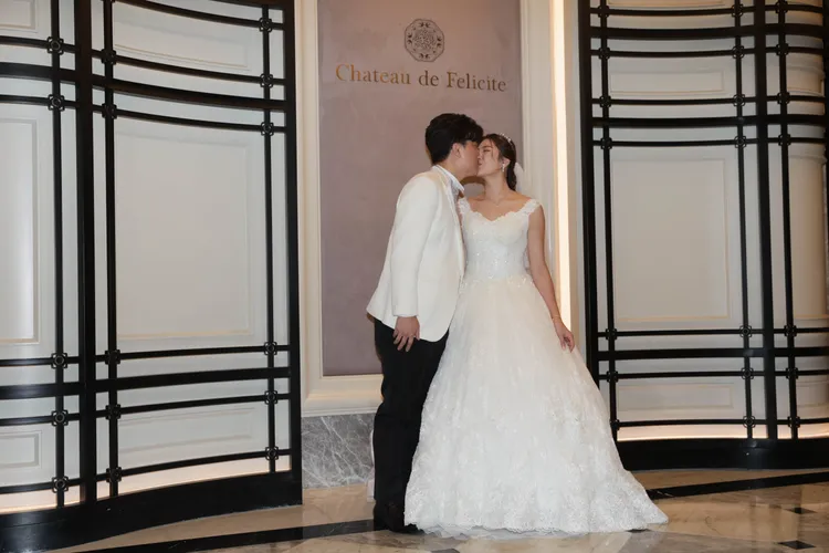 兩人深情相吻。彭欣偉攝