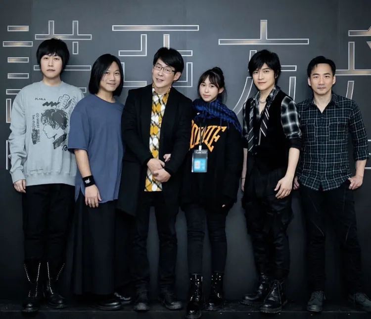 五月天冠佑（左三）女兒小玫瑰（左四）到後台合照，預告高雄場見。翻攝小玫瑰IG