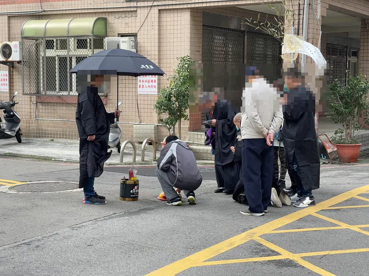 死者家屬今早在法師的帶領下，回到槍擊現場招魂。施昂強攝