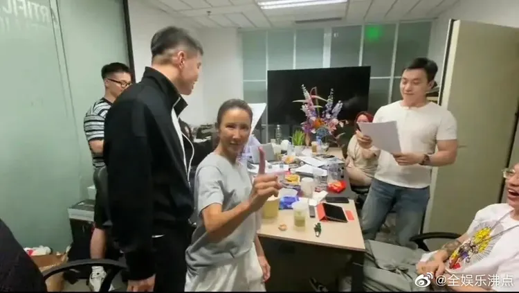 最近李玟公開了演唱會的幕後花絮，她暴瘦身影讓人看得好揪心。翻攝全娛樂沸點微博