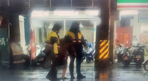 寒夜大雨行動不便7旬翁緩步街頭　中和警暖心擋雨助返家