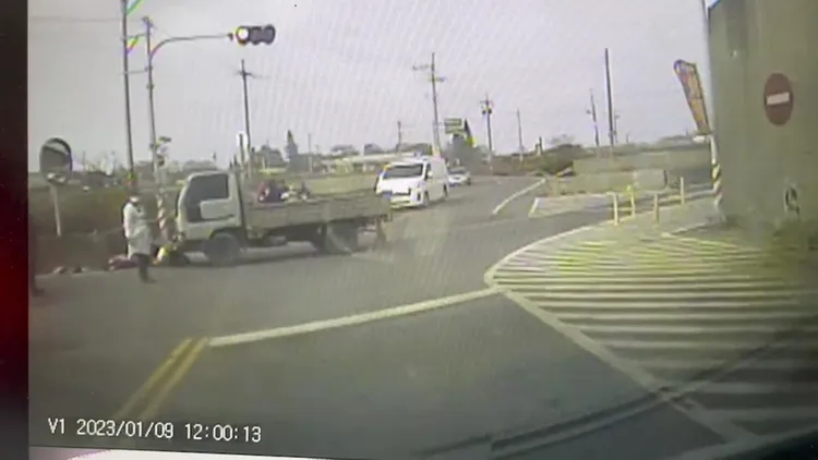 機車和小貨車發生車禍。讀者提供