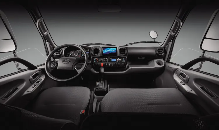 車艙在儀錶板配備4.2吋彩色多功能顯示幕之外，也導入數位式行車記錄器。業者提供