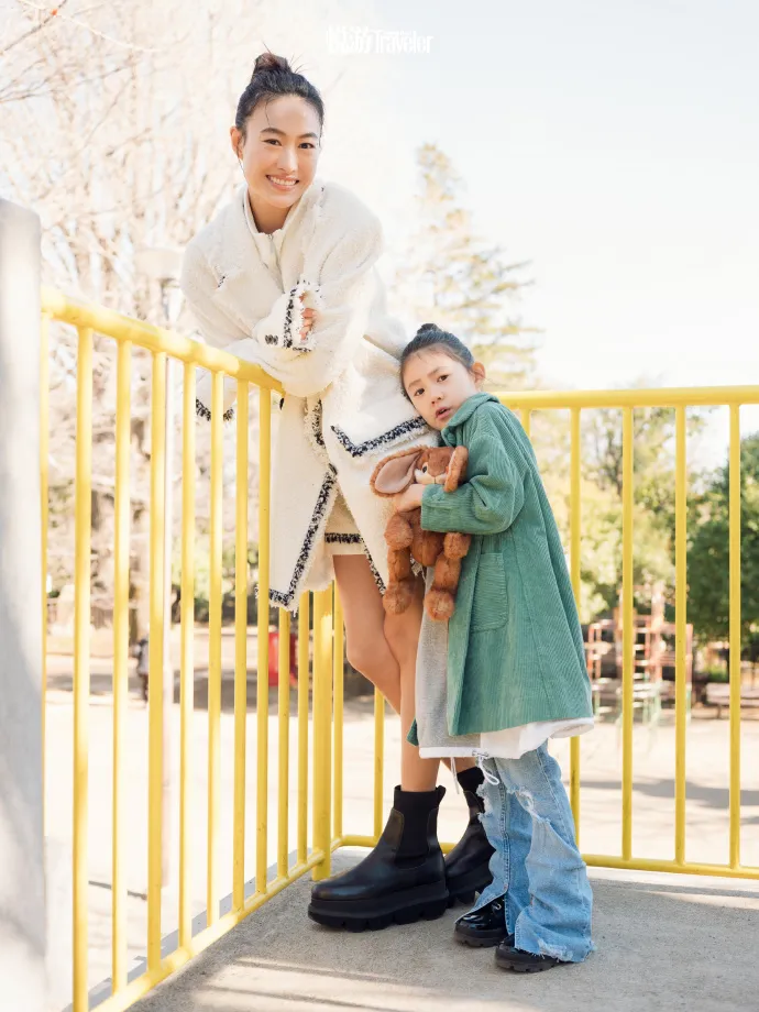 Alaia（右）抱著小兔子玩偶和媽咪一同入鏡，被讚越漲越好看、前途無可限量。翻攝悅遊中國微博