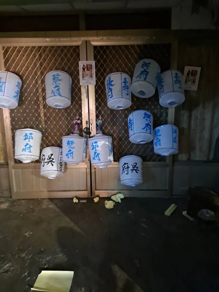 以江男為首的暴力討債集團，到欠債黃男岳父家一帶掛冥燈。讀者提供