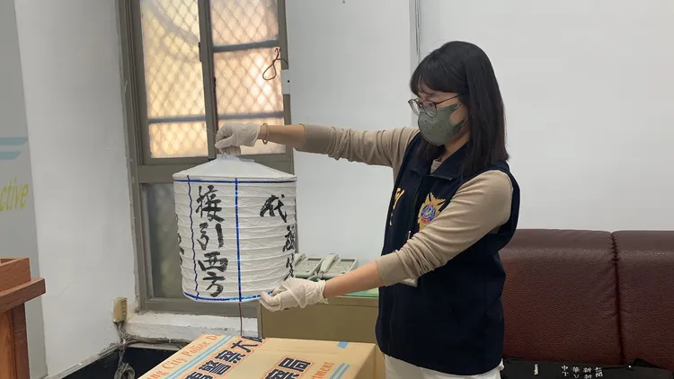 以江男為首的暴力討債集團，到欠債黃男的岳父家一帶掛冥燈。吳慧芬攝