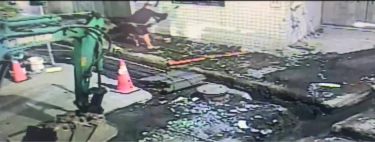 以江男為首的暴力討債集團，到欠債黃男岳父家一帶潑漆、掛冥燈、丟雞蛋。讀者提供