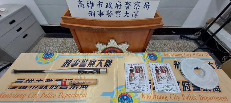 以江男為首的暴力討債集團，到欠債黃男的岳父家一帶潑漆、掛冥燈、丟雞蛋，圖為警方公布證物。讀者提供