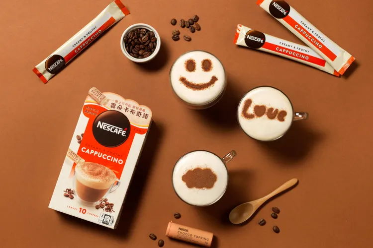 「雀巢咖啡雲朵卡布奇諾」附上可可粉罐，讓消費者創意打造專屬飲品。業者提供