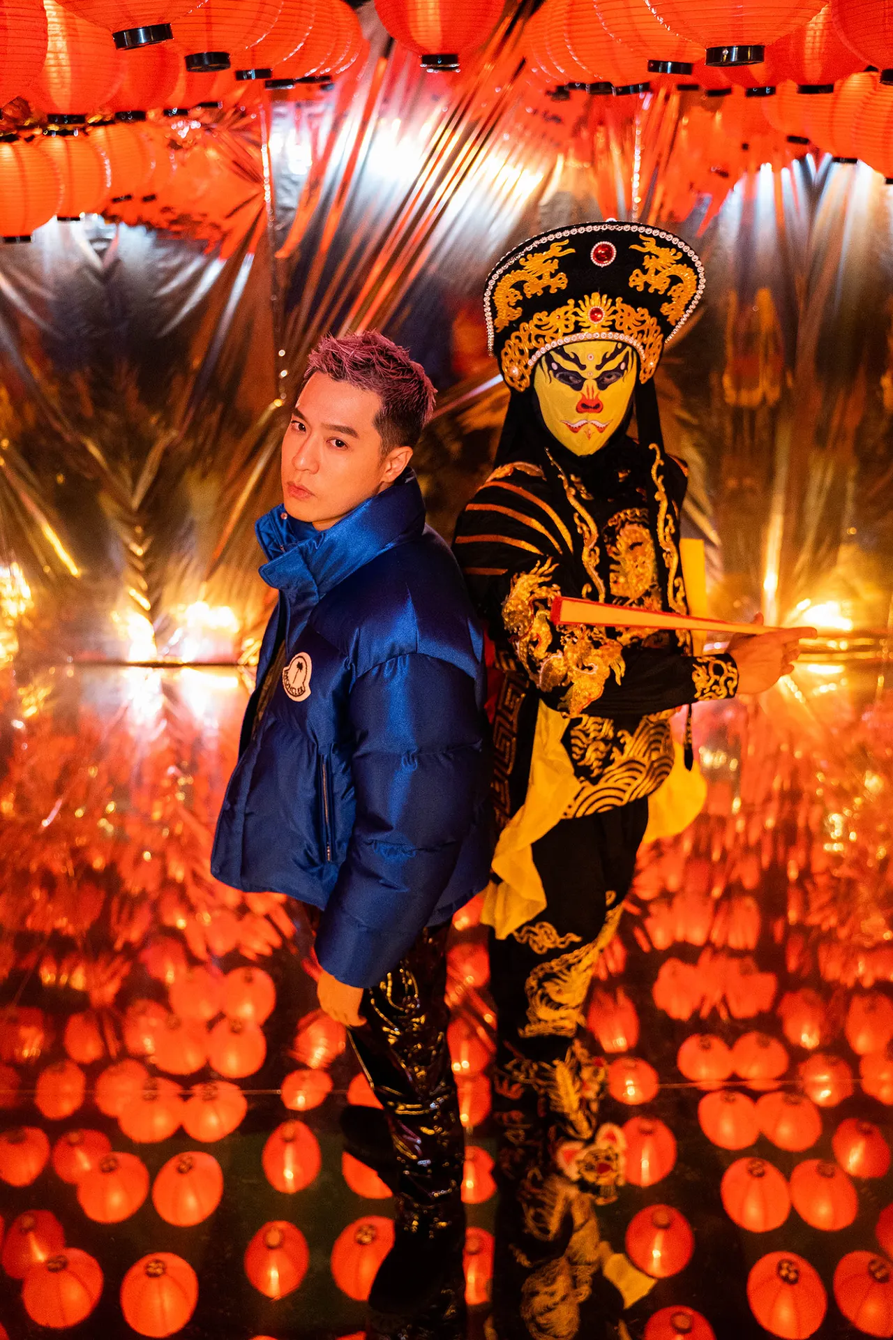 周湯豪（左）在MV中，加入川劇的變臉橋段。環球音樂提供