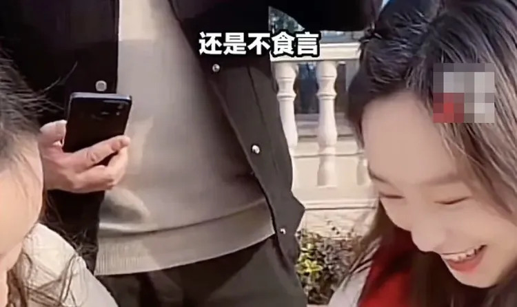 老爸（中）公開逼婚，害正妹女兒（右）害羞地低下頭來。翻攝維博/湖南常德