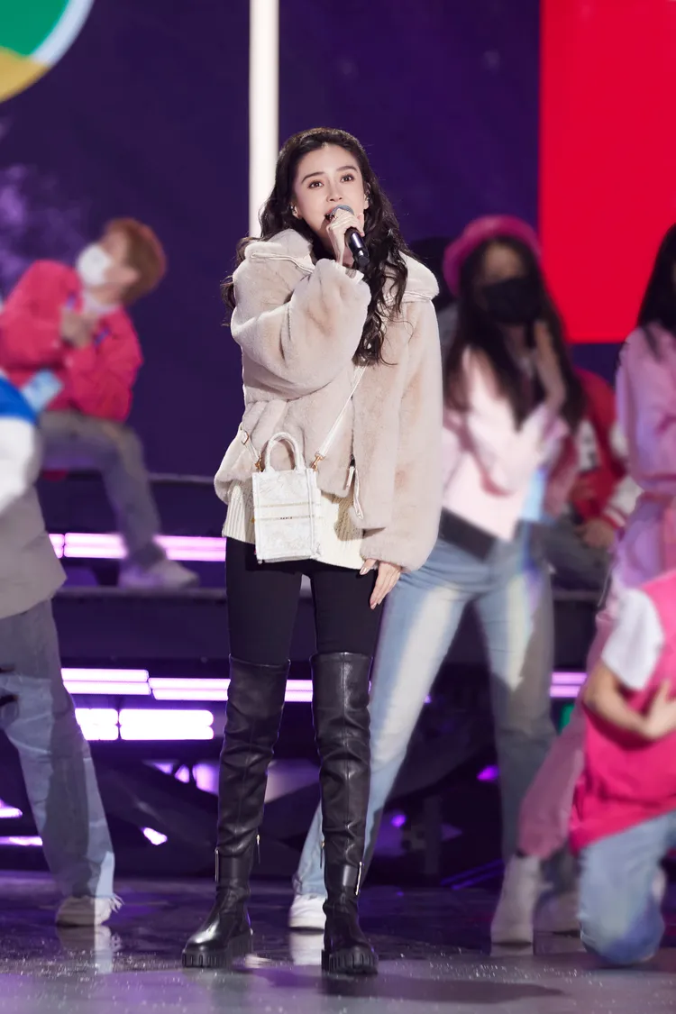 連Angelababy彩排時穿的毛絨夾克搭配法國精品DIOR小包及法國精品配件品牌Roger Vivier過膝長靴，亦頗受粉絲關注。翻攝楊穎工作室微博