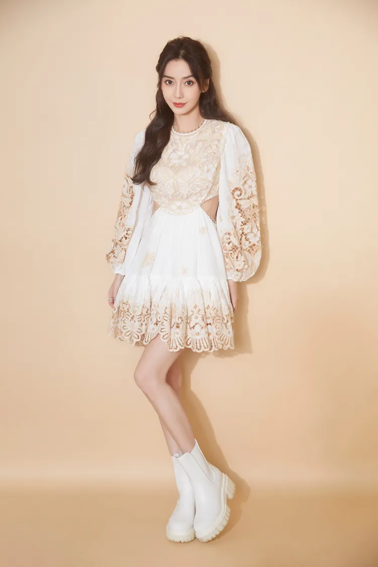 Angelababy一襲澳洲設計師品牌ZIMMERMANN公主風洋裝的造型，似乎比辣照更討粉絲歡心。翻攝楊穎工作室微博