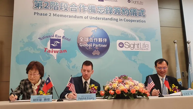 器捐病主中心及SightLife今日簽署「第2階段合作備忘錄」。林芳如攝