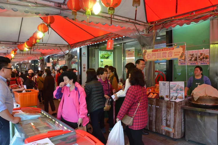 板農年貨大街攤販狀況。新北市府提供