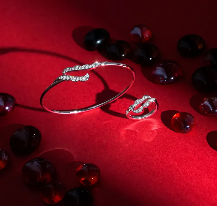 Lorelei Ribbon 18K白金鑲鑽手環（左）12萬7000元、戒指8萬元。品牌提供