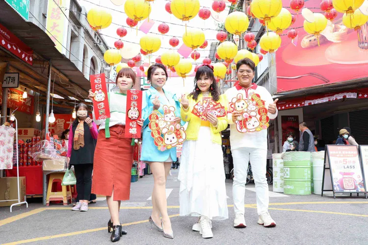 豪記唱片歌手開心逛年貨大街採買。豪記唱片提供