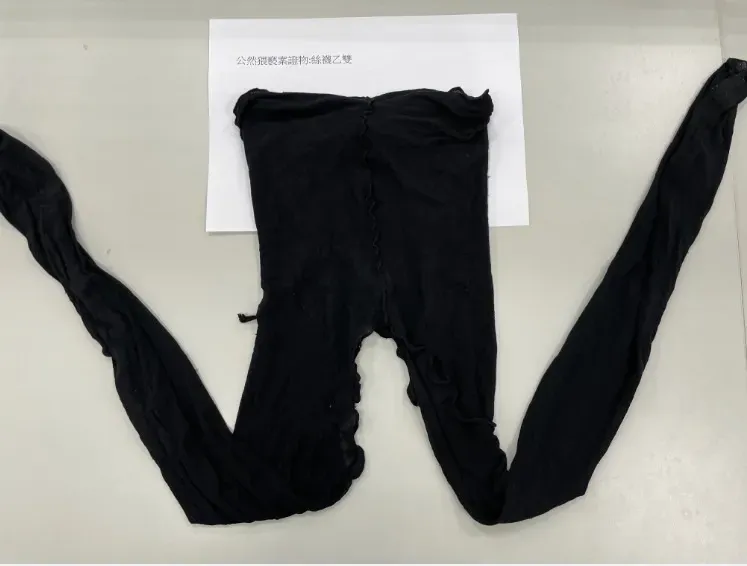 警方查扣到黑色情趣絲襪。翻攝畫面