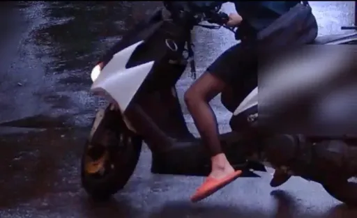 「黑丝袜短裙女」突露鸟还撸枪! 吓坏路人真身曝光