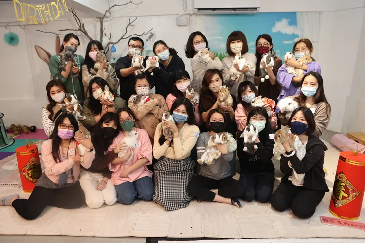 兔友與兔寶貝們向大家拜年。翁玉信攝