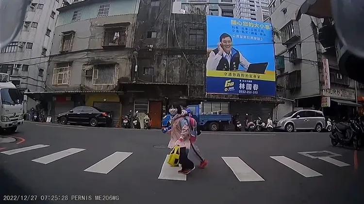 學童在等警車過後，又確認了沒有其他車通行，才快步通過。翻攝自「WoWtchout - 地圖型行車影像分享平台」YouTube