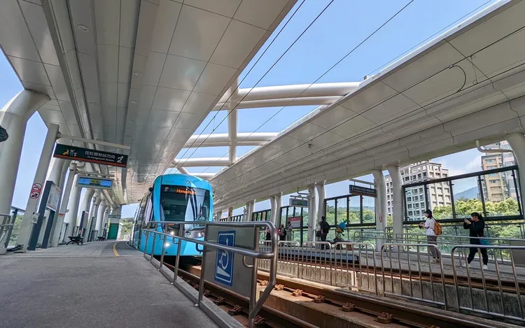 新年走春搭乘淡海輕軌賞櫻拜廟，省去塞車找車位時間。新北捷運公司提供