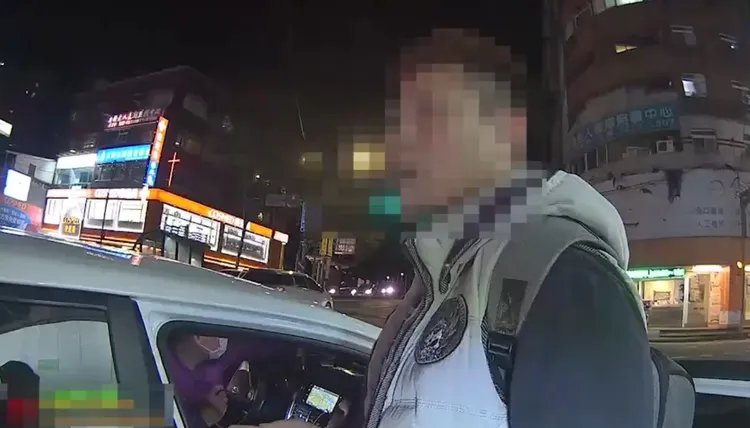 姚男駕車肇逃，被警方查出攜帶大量毒品。翻攝畫面