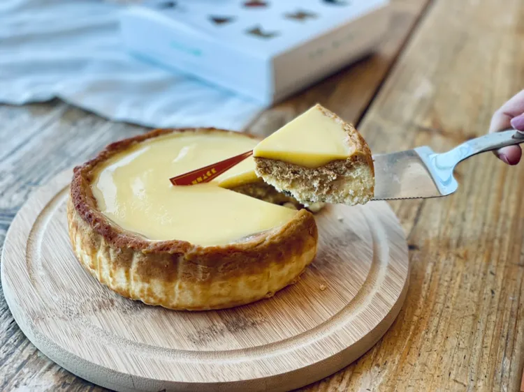 「雙層巴斯克燒布丁」則是將布丁與經典巴斯克生起司結合，打造入口即化的頂級口感。曾仲葳攝