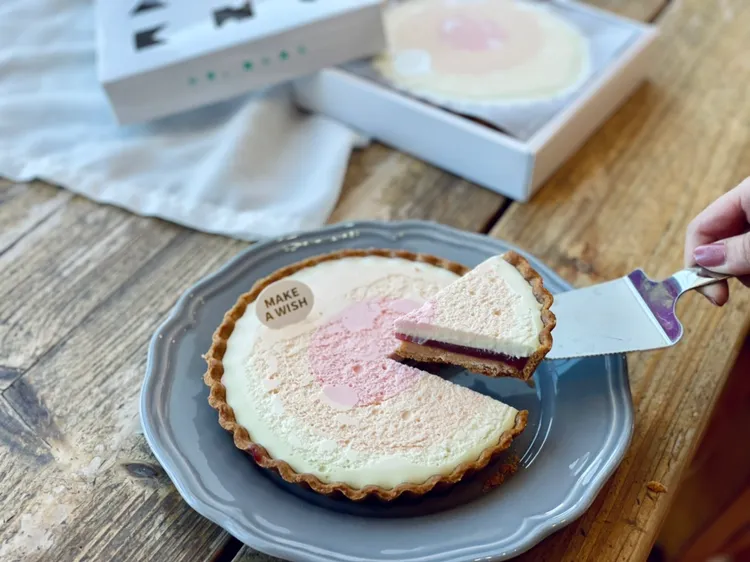 「迷彩歡樂派」以迷彩漸層手法創作出粉嫩吸睛、質地細膩的慕斯，中間夾入草莓凍凸顯酸甜風味。曾仲葳攝