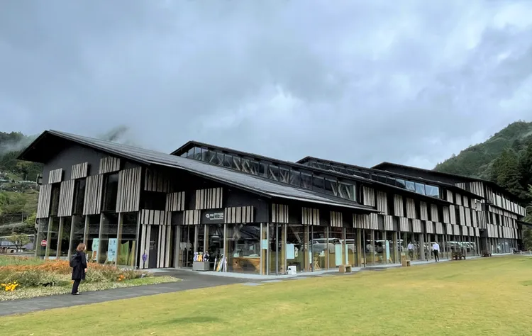 建築大師隈研吾為日本高知縣檮原町設計的6座建築，包括雲上圖書館及緊鄰的YURURI檮原，後者是兼顧照護與高齡者長照功能的福利設施。中央社