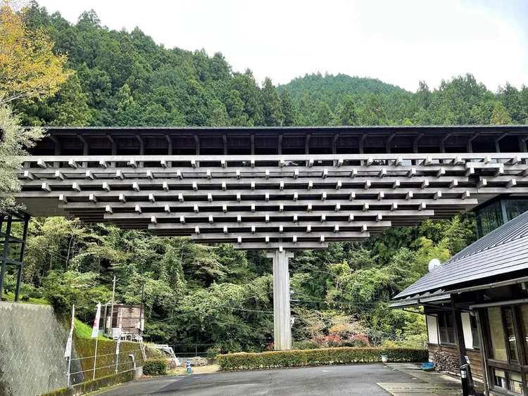 設計2020東京奧運主場館國立競技場的建築大師隈研吾為高知縣小山村檮原設計6座建築，其中有「檮原木橋博物館」（雲上藝廊），連結雲上飯店及雲上溫泉。中央社